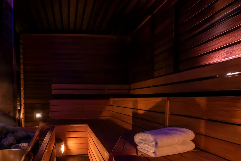 Elena Masaj Salonu, Arnavutköy — sauna iç görünüm, ahşap ve ışık